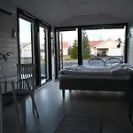 Rauha F, Minikoti Saunalla, Ilmainen Iso Parkkialue